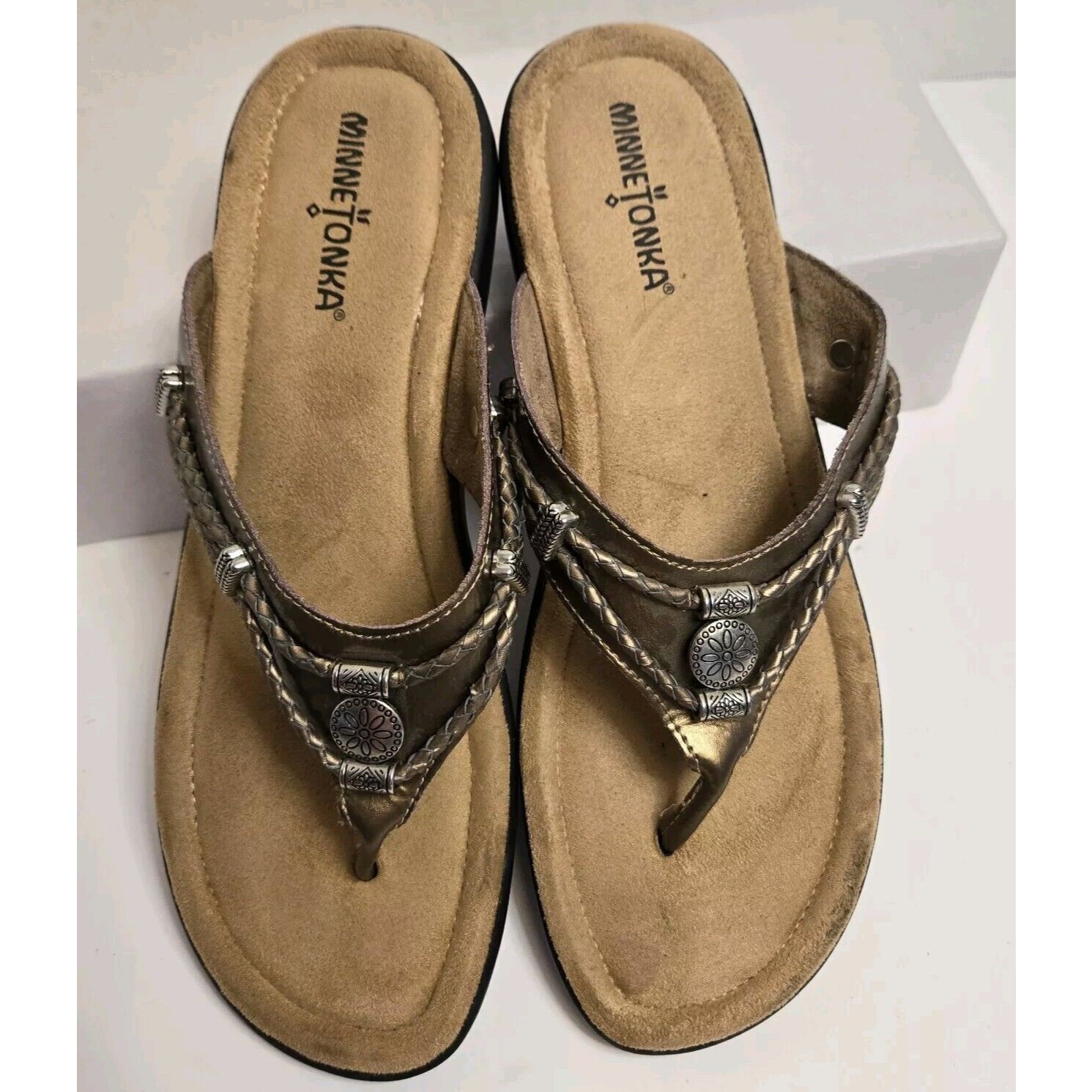 Minnetonka Bronze Leather Embelished Thongs Comfort Sandals Size 9 Flip Flop